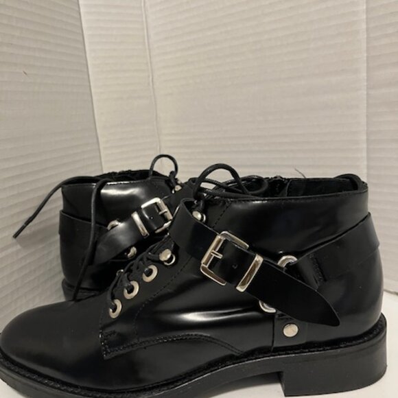 Le Chateau patent leather ankle boots. - Picture 2 of 5